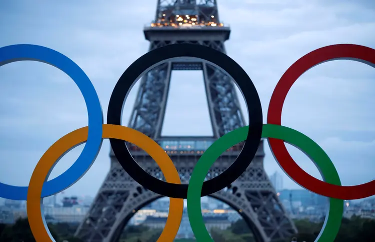 Anéis olímpicos na Praça Trocadero em frente à Torre Eiffel, em Paris. (Christian Hartmann/Reuters)