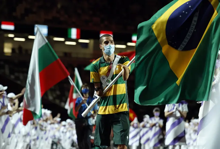 Nadador Daniel Dias carrega a bandeira do Brasil em encerramento dos Jogos Paralímpicos 2020 (Issei Kato/Reuters)