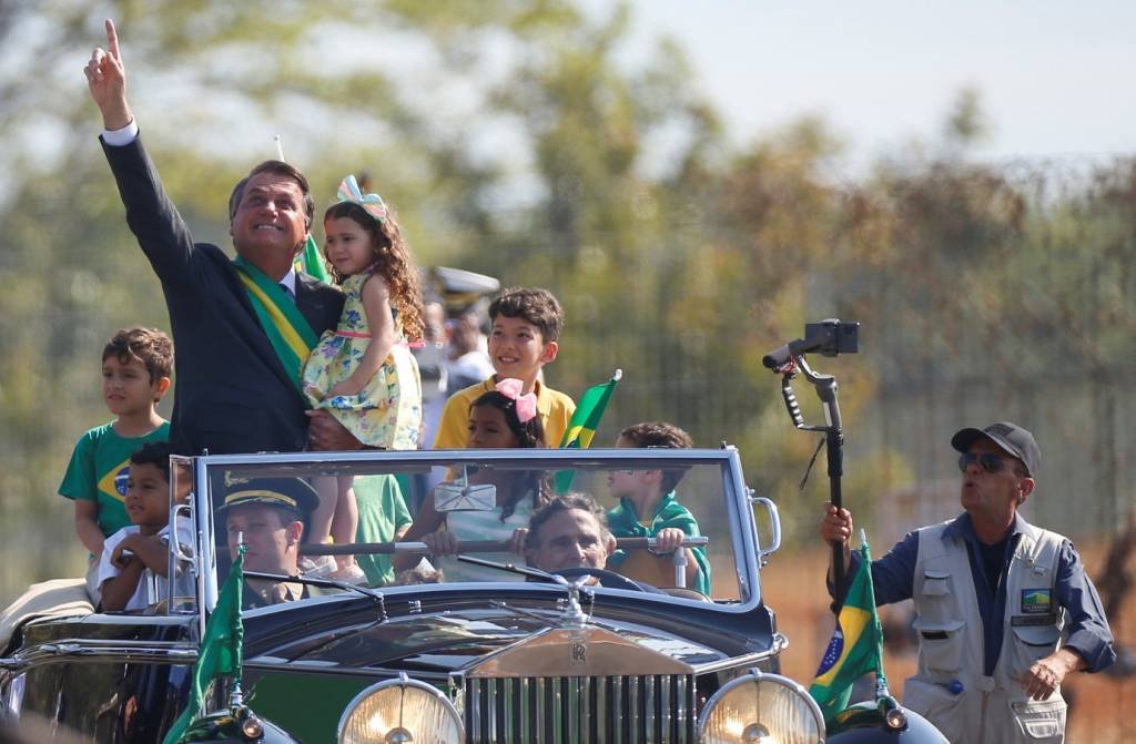 Não admitirei que joguem 'fora das quatro linhas', diz Bolsonaro