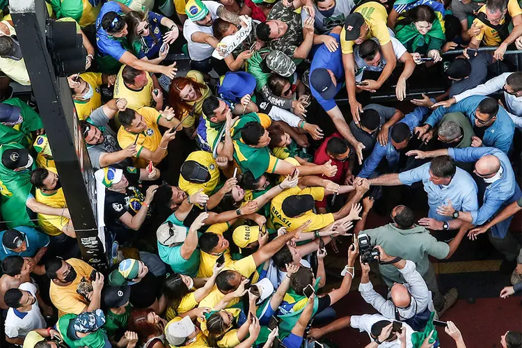 O presidente Jair Bolsonaro e manifestantes na Avenida Paulista, em São Paulo: Além do presidente, mais 13 autoridades e personalidades que o acompanhavam também foram autuadas pela vigilância sanitária de SP, incluindo o ministro da Infraestrutura, Tarcísio Freitas, e parlamentares (Amanda Perobelli/Reuters)