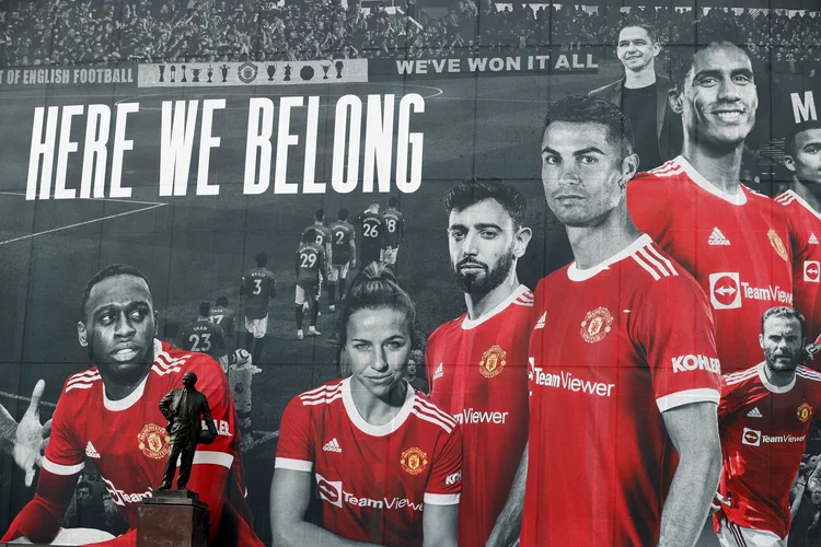 Foto de Cristiano Ronaldo ao lado de outros jogadores do Manchester United no estádio Old Trafford. (Phil Noble/File Photo/Reuters)
