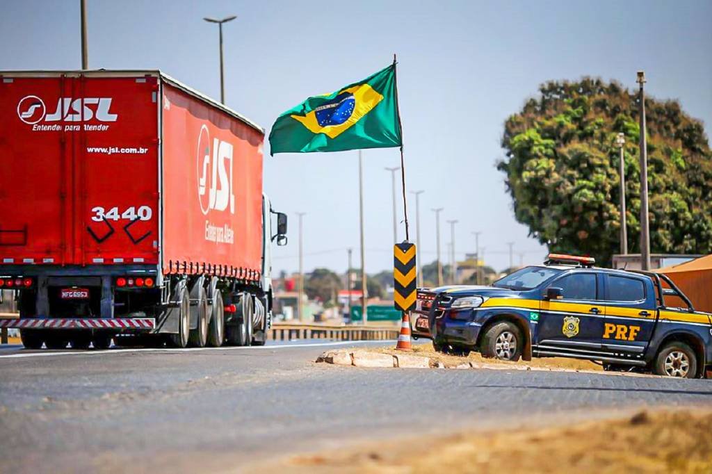 PRF retirou grupo de caminhoneiros que tentava bloquear a BR-116 na segunda-feira (Adriano Machado/Reuters)