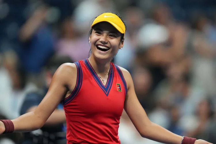 Emma Raducanu comemora após vencer partida contra Maria Sakkari na semifinal do Aberto dos EUA. (Danielle Parhizkaran-USA TODAY Sports/Reuters)