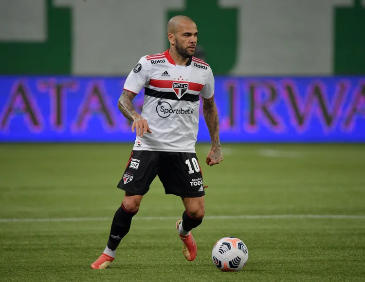 Daniel Alves durante partida do São Paulo contra o Palmeiras pela Copa Libertadores.  (Nelson Almeida/Pool/Reuters)