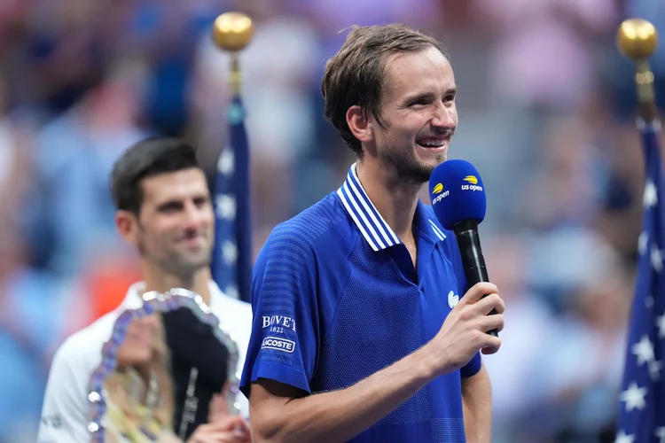 Daniil Medvedev fala com os torcedores após derrotar Novak Djokovic na final do Aberto dos EUA em Nova York. (Danielle Parhizkaran-USA TODAY Sports/Reuters)