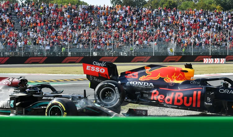 Mercedes de Lewis Hamilton após ser atingida pela Red Bull de Max Verstappen durante Grande Prêmio da Itália de Fórmula 1. (Jennifer Lorenzini/Reuters)