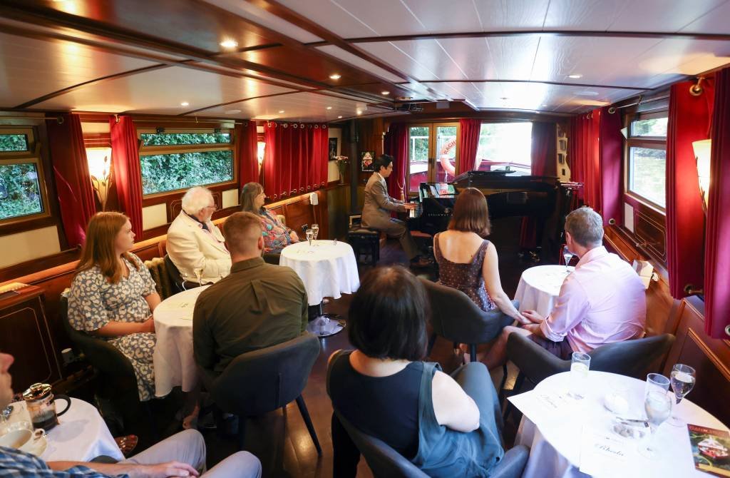 Barco é convertido em sala de concerto flutuante em Londres