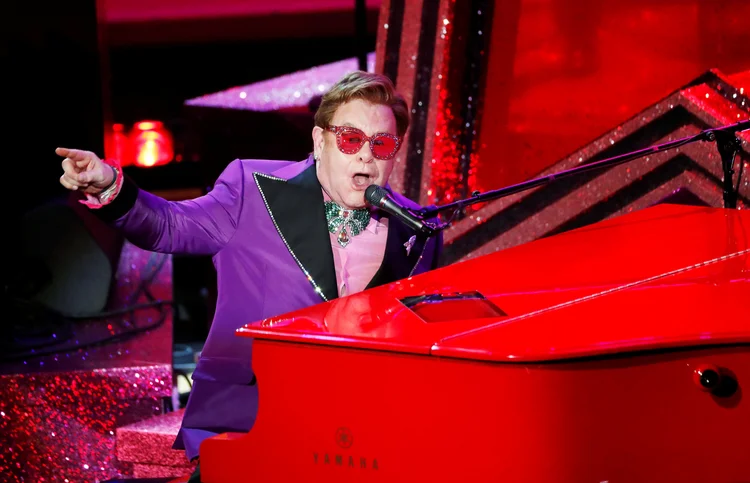 Elton John se apresenta durante cerimônia do Oscar em Los Angeles. (Mario Anzuoni/Reuters)