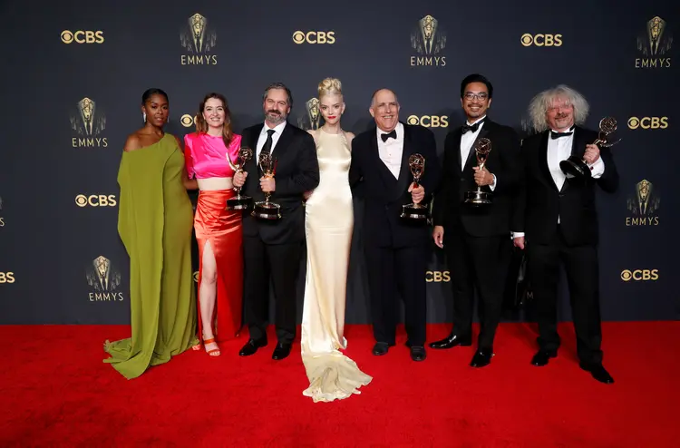 Elenco e produtores de "Gambito da Rainha" no Emmy Awards. (Mario Anzuoni/Reuters)