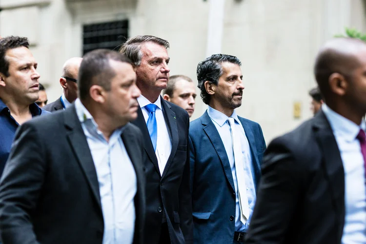 Presidente Jair Bolsonaro caminha em Nova York ao lado de auxiliares. (Stefan Jeremiah/Reuters)