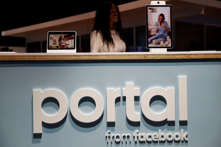 Exposição de dispositivo de video chamadas Portal, do Facebook. (Foto/Reuters)