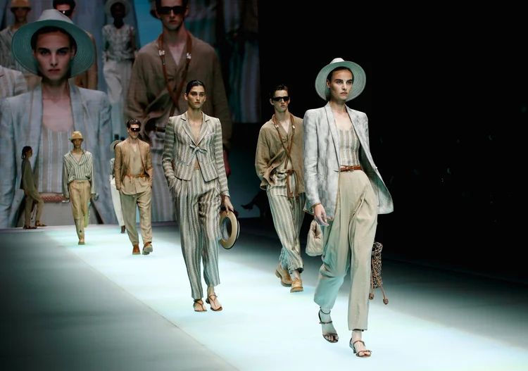 Desfile da marca Emporio Armani na Semana de Moda de Milão (Alessandro Garofalo/Reuters)