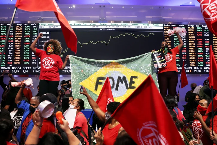 Imagem de manifestação do MTST na B3: ato ocorreu nesta quinta-feira, 23 (Amanda Perobelli/Reuters)
