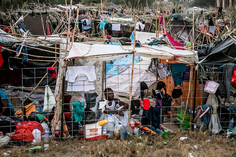 ONU: Cerca de 14 mil imigrantes, na maioria haitianos, estavam acampados pouco ao norte do Rio Grande neste mês para tentarem entrar nos EUA (Adrees Latif/Reuters)