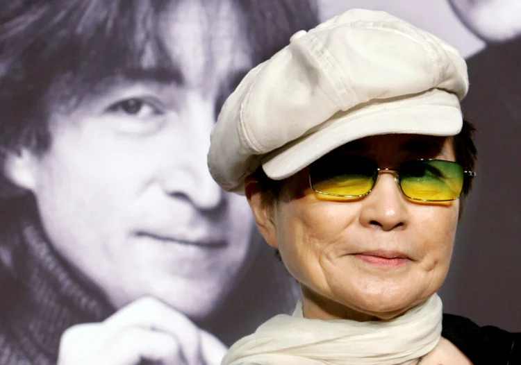 Yoko Ono concede entrevista em frente a retrato de John Lennon em Tóquio. (Toru Hanai/Reuters)