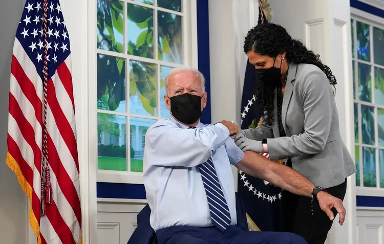 Presidente dos EUA, Joe Biden, recebe dose de reforço de vacina contra Covid-19 na Casa Branca (Kevin Lamarque/Reuters)