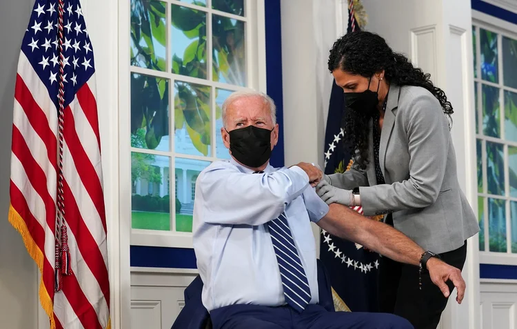 Presidente dos EUA, Joe Biden, recebe dose de reforço de vacina contra Covid-19 na Casa Branca (Kevin Lamarque/Reuters)