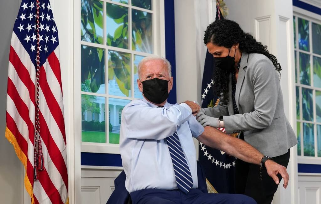 Biden recebe a terceira dose da vacina contra covid-19