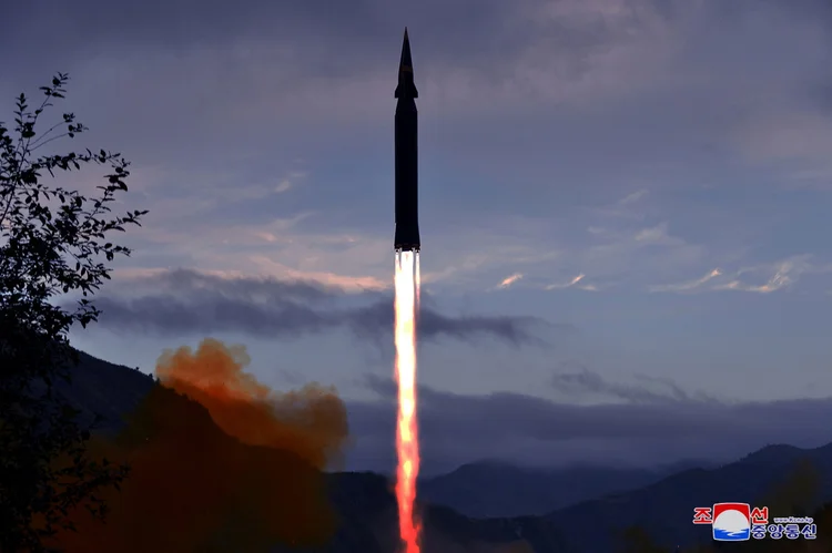 Os mísseis voaram quase 370 quilômetros cada. "O lançamento foi um ato grave de provocação, que prejudica a paz e a estabilidade da comunidade internacional e da península coreana" (KCNA/Reuters)
