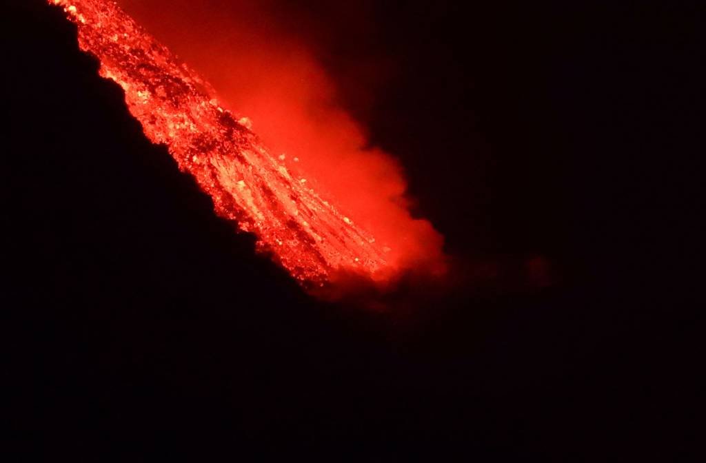 Vulcão expele novo fluxo de lava muito líquida sobre a ilha de La Palma