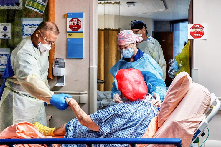 Coronavírus: os sintomas se revelaram mais frequentes em pessoas que foram hospitalizadas com covid-19 e ligeiramente mais comuns entre mulheres, de acordo com o estudo (Shannon Stapleton/Reuters)