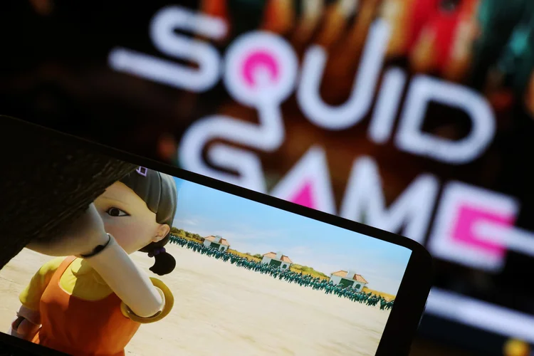 Série "Squid Game", da Netflix, reproduzida em tela de celular (Kim Hong-Ji/Reuters)