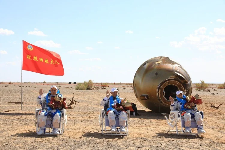 Astronautas chineses retornam à Terra após três meses em uma estação espacial (Xinhua/Reprodução)