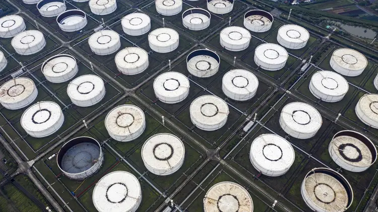 Tanques de armazenamento de óleo nos arredores de Ningbo, província de Zhejiang, China. (Qilai Shen/Bloomberg)