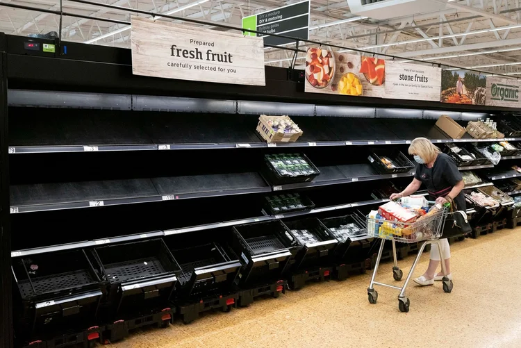 Prateleiras vazias de frutas e legumes em um supermercado em Cardiff, Reino Unido (Bloomberg/Bloomberg)