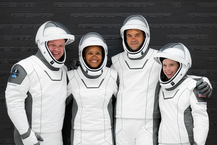 Tripulantes do Inspiration4 vestindo traje de astronauta da SpaceX. Da esquerda para a direita: Chris Sembroski, Sian Proctor, Jared Isaacman e Hayley Arceneaux (Inspiration4/SpaceX/Divulgação)