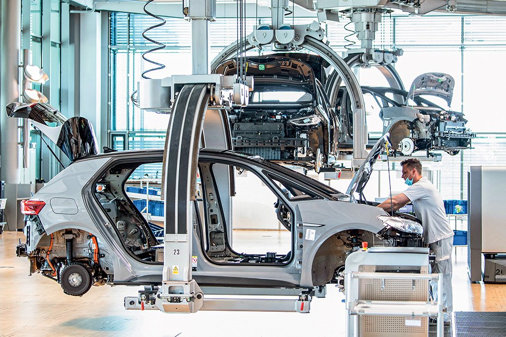 Fábrica da Volkswagen: montadora colocou 2,5 mil funcionários em coletivas por falta de peças (Getty Images/Sebastian Kahnert/picture alliance)