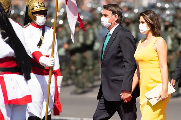 O presidente Jair Bolsonaro e a primeira-dama Michelle Bolsonaro chegam à cerimônia do 7 de setembro em Brasília (Andressa Anholete/Getty Images)