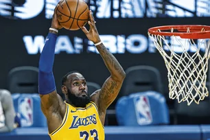 Imagem referente à matéria: LeBron James considera aposentadoria após fim de contrato com os Lakers; veja data