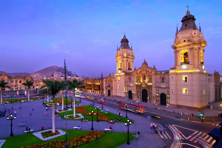 Catedral de Lima, na capital peruana: país libera a entrada de voos vindos do Brasil e da Índia (John Coletti/Getty Images)