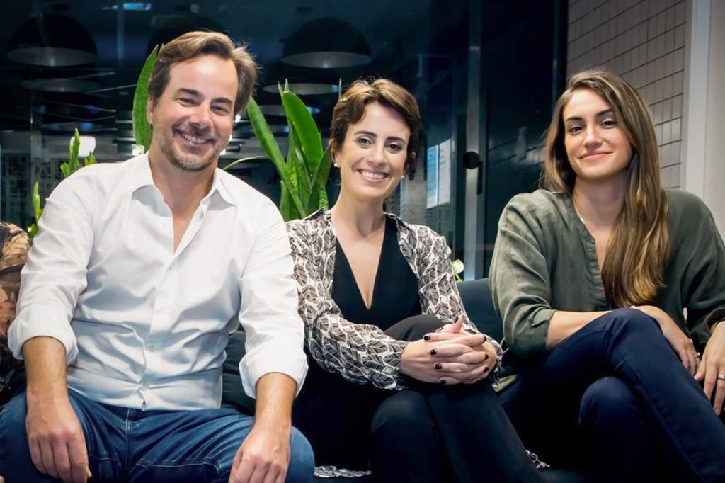 Gabriel de Ségur, Amanda Senedesi e Amanda Nespatti, fundadores da IZA: insurtech mira trabalhores autônomos com apólices de R$ 30 por mês (IZA/Divulgação)