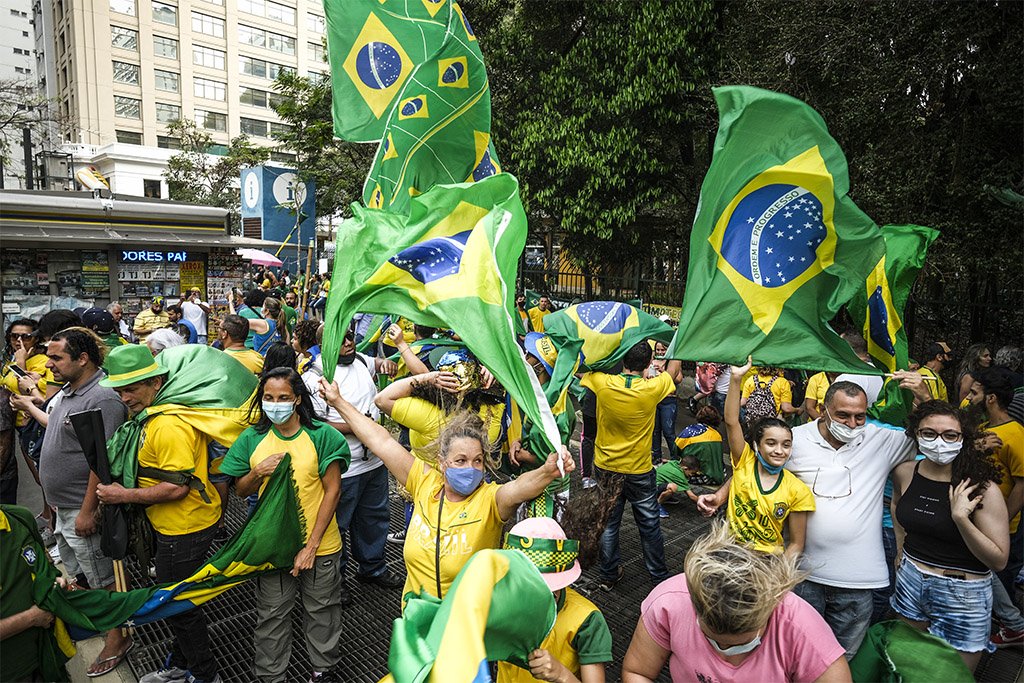 Manifestantes pedem intervenção militar em protesto no Rio de Janeiro