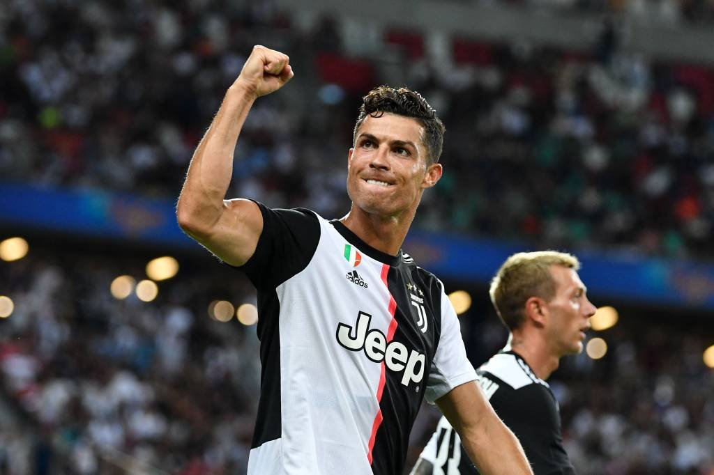 Cristiano Ronaldo: jogador português agitou as redes sociais com links para o site da ZujuGP. (Thananuwat Srirasant/Getty Images)