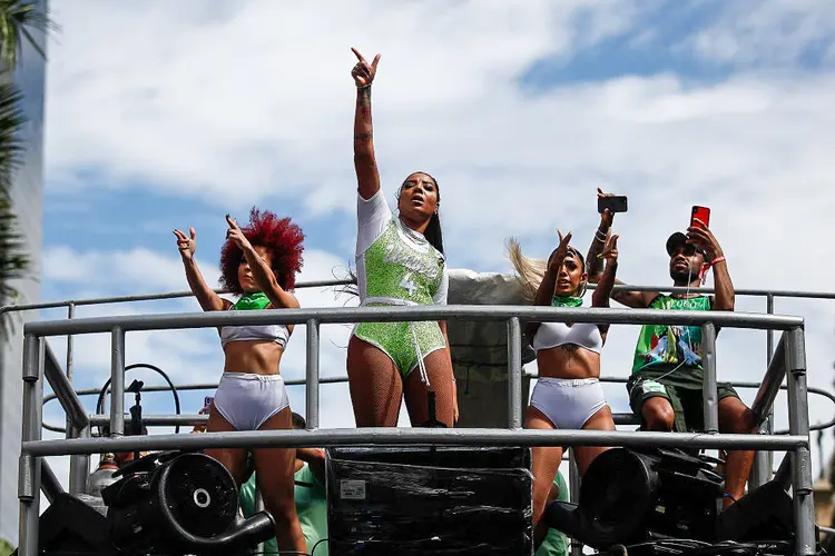 Carnaval 2024 em RJ:: para aproveitar a folia, basta conferir o horário de saída dos trios-elétricos (Wagner Meier/Getty Images)