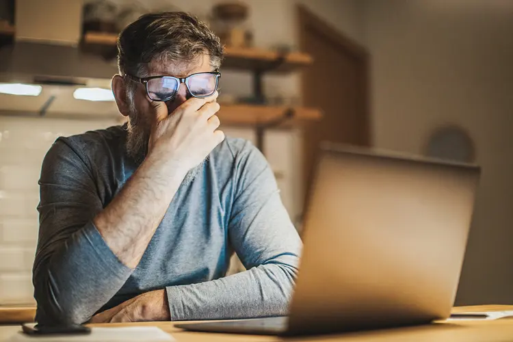 Trabalho: O autor da ação sustentou que era obrigado a ficar com o celular corporativo constantemente ligado e com o notebook conectado à internet (Svetikd/Getty Images)