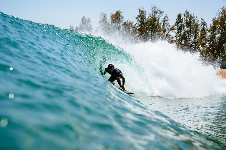 Filipe Toledo compete com Ítalo Ferreira. O vencedor enfrentará Medina na final da WSL. (Tony Heff/World Surf League/Getty Images)