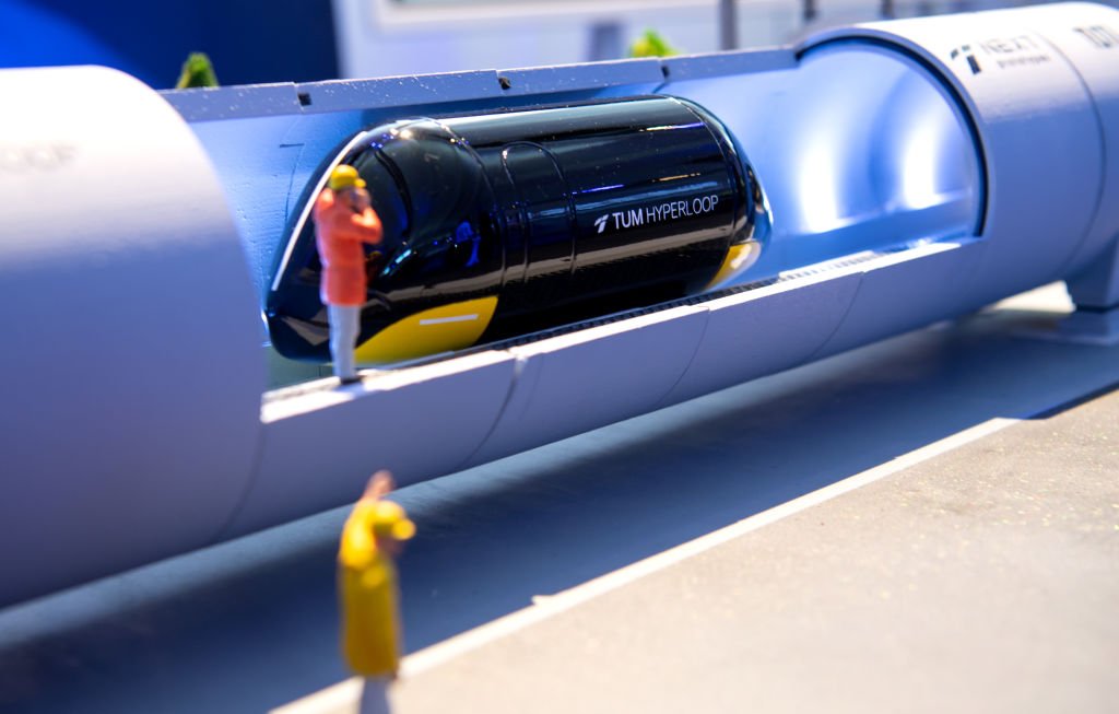 HyperloopTT: no lugar de trilhos, a empresa promete um sistema magnético, que faz as cápsulas flutuarem e alcançarem velocidades que podem chegar a 1.200 quilômetros por hora (Sven Hoppe/picture alliance/Getty Images)
