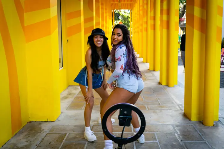 Jovens adolescentes gravando um TikTok em Miami, Flórida (EVA MARIE UZCATEGUI/AFP/Getty Images)