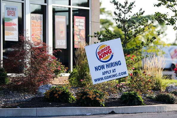 Placa de contratação em Burger King da Pensilvânia, nos Estados Unidos | Foto: Paul Weaver/SOPA Images/LightRocket via Getty Images (Paul Weaver/SOPA Images/LightRocket via/Getty Images)