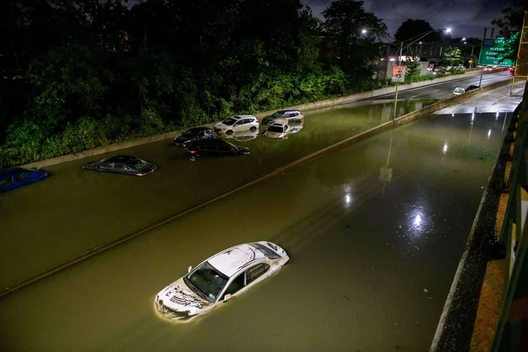 Tempestade Ida alaga via expressa no bairro do Brooklyn, em Nova York, na madrugada de 2 de setembro de 2021. (ED JONES/Getty Images)