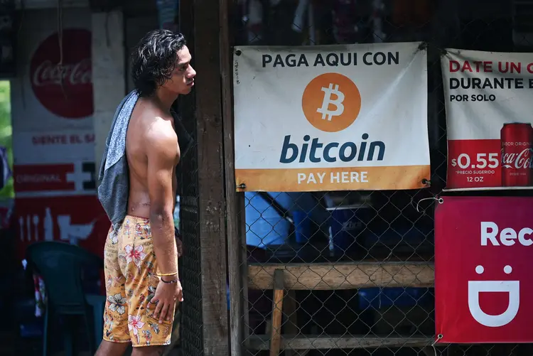 El Salvador recentemente comprou mais 15 milhões de dólares em bitcoin e viu seu valor derreter logo em seguida (MARVIN RECINOS/Getty Images)