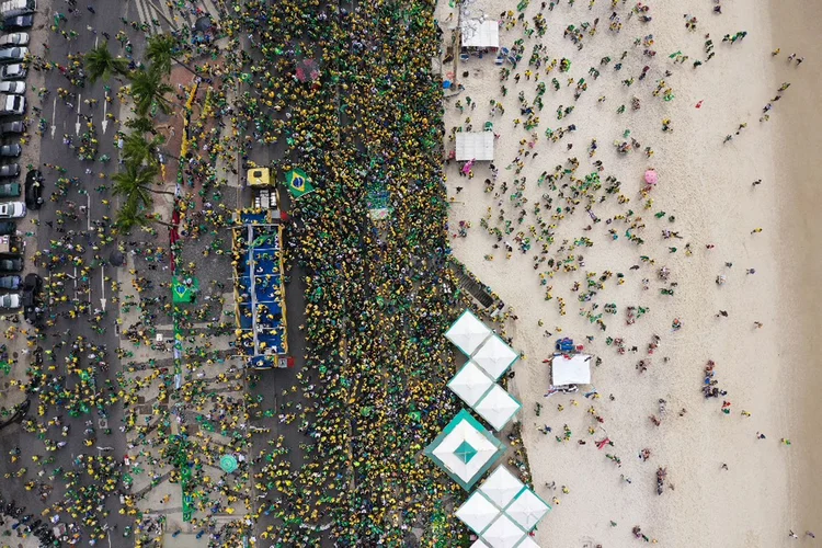 Apoiadores do presidente Jair Bolsonaro se reúnem durante as manifestações de 7 de setembro na orla da praia de Copacabana, no Rio de Janeiro.  (MAURO PIMENTEL/Getty Images)