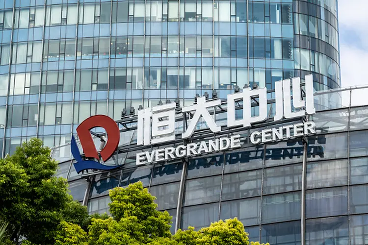 Logo da Evergrande, na China : empresa tem passivo de 300 bilhões de dólares | Foto: Wang Gang / Costfoto/Barcroft Media via (Wang Gang / Costfoto/Barcroft Media via/Getty Images)