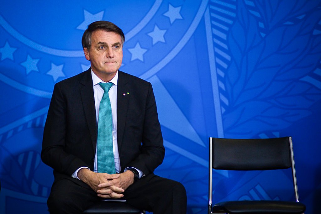 Bolsonaro sugere ajustar contratos para reduzir preços de combustíveis