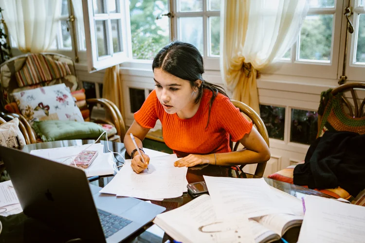 Há uma imensa oportunidade de usar a tecnologia como meio de acelerar a recuperação dos prejuízos de aprendizagem (Carol Yepes/Getty Images)