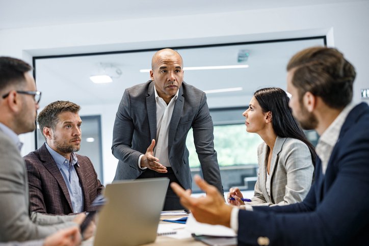 O som do sucesso: CEO com voz ‘mais masculina’ ganha mais, diz estudo